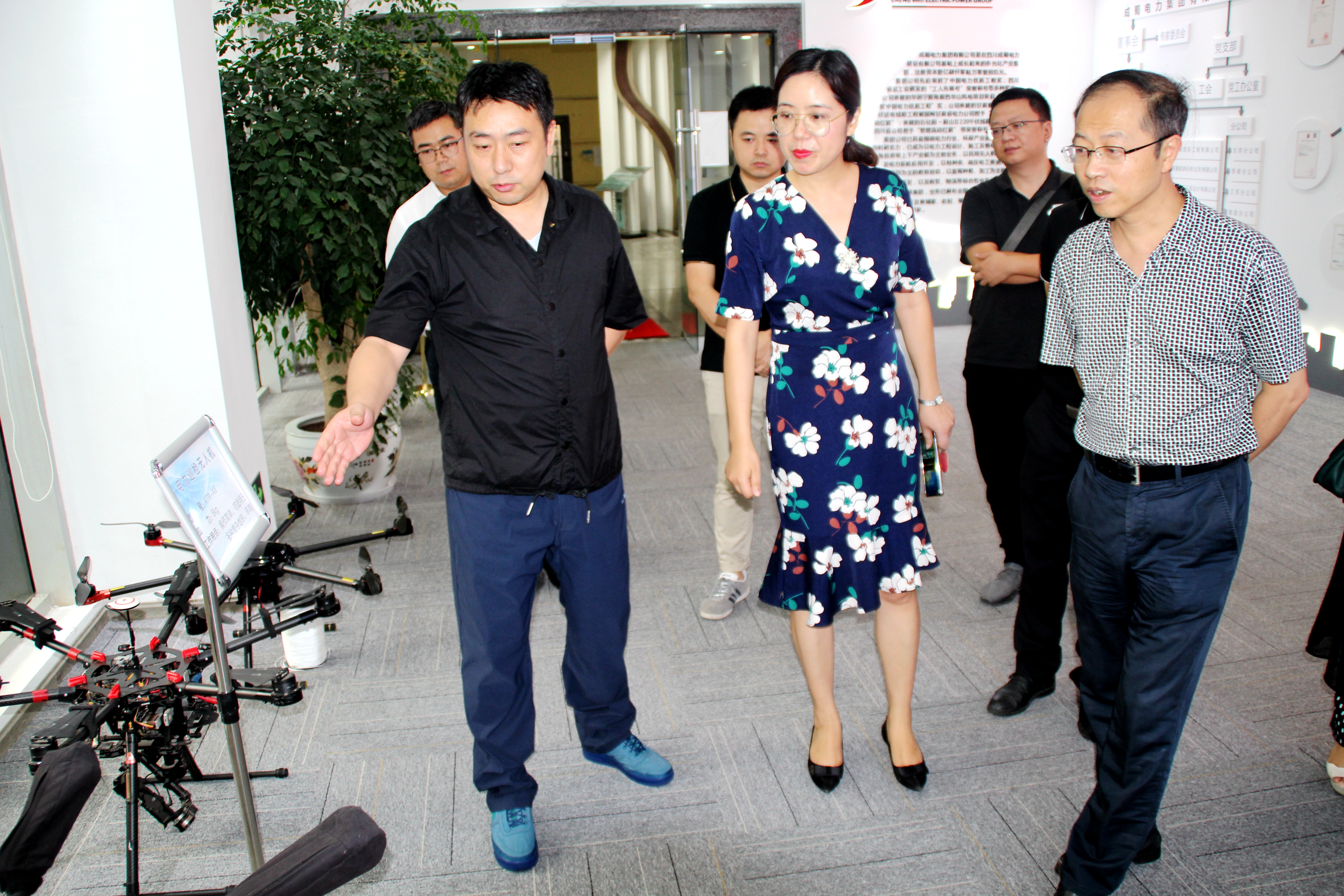 绵阳市水利妄想设计院院长门利军一行到访集团旅行交流