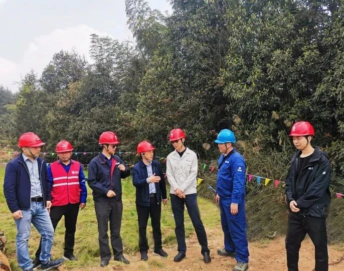 7790必发集团电力集团副总司理江明一行赴 ±800kV宾金线停电磨练现场视察指导事情