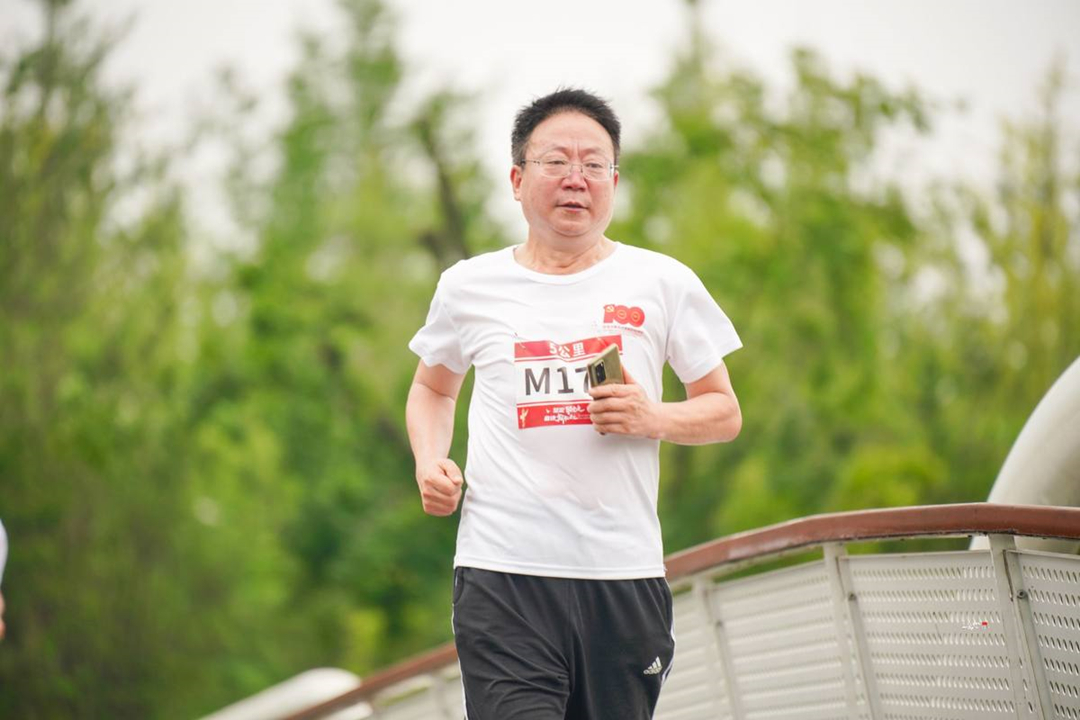 “坚定跟党走 奋进新征程”庆祝中国共产党建设100周年四川省民营企业健步行活动7790必发集团健儿尽展风范
