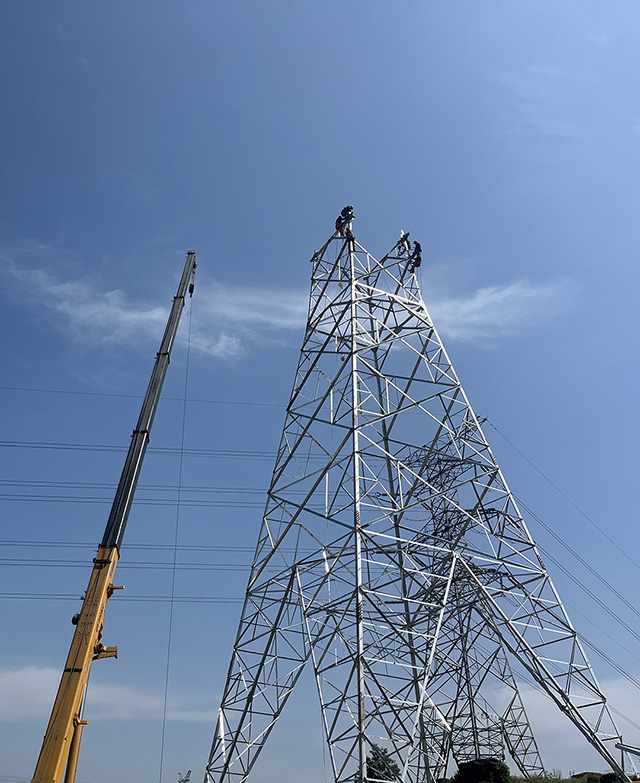 苍巴高速500kV亭中线电力线路迁改还建工程顺遂送电