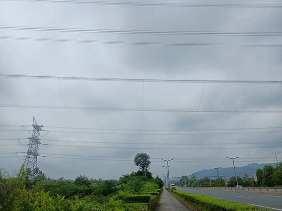 新建成自高铁DK24+055-DK39+406段500kV山桃三四线迁改还建工程完工投运