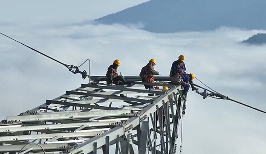 ±800kV建苏线地线融冰刷新，，筑牢冬季电网清静防地