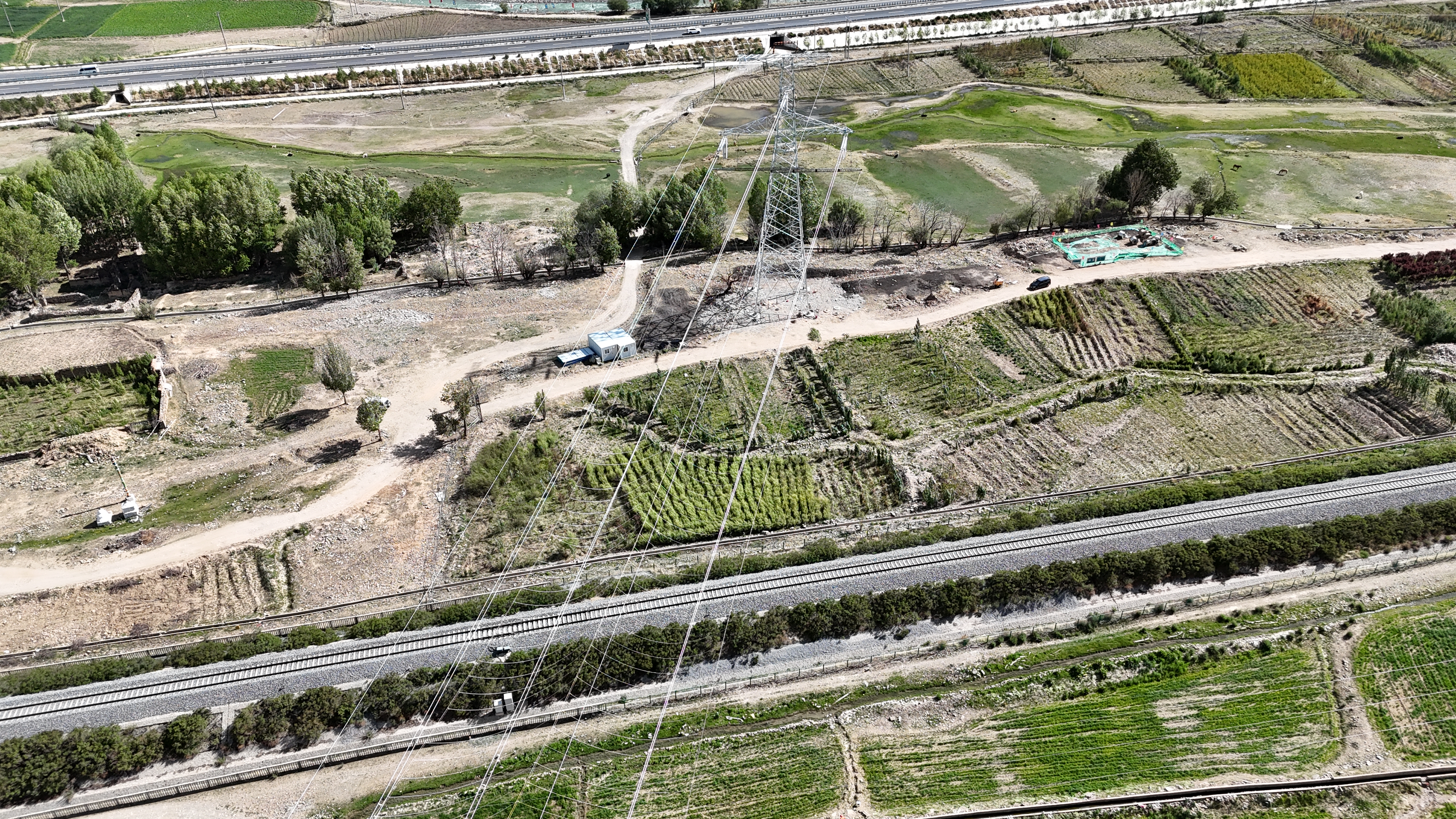 拉萨市堆龙德庆220千伏新能源送出工程顺遂完成集中跨越