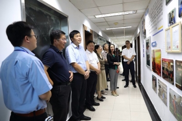 浙江省政协工会界别组来凯发K8国际纸业调研新时代工匠培育事情