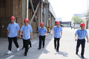 送清凉、、、致敬意！！公司董事长朱在龙带队慰问一线劳动者