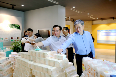 2019年 5月22日，，时任浙江省社会组织综合党委专职副书记、省民政厅社会组织治理局局长蔡国华莅临凯发K8国际纸业调研企业开展情形和党建事情